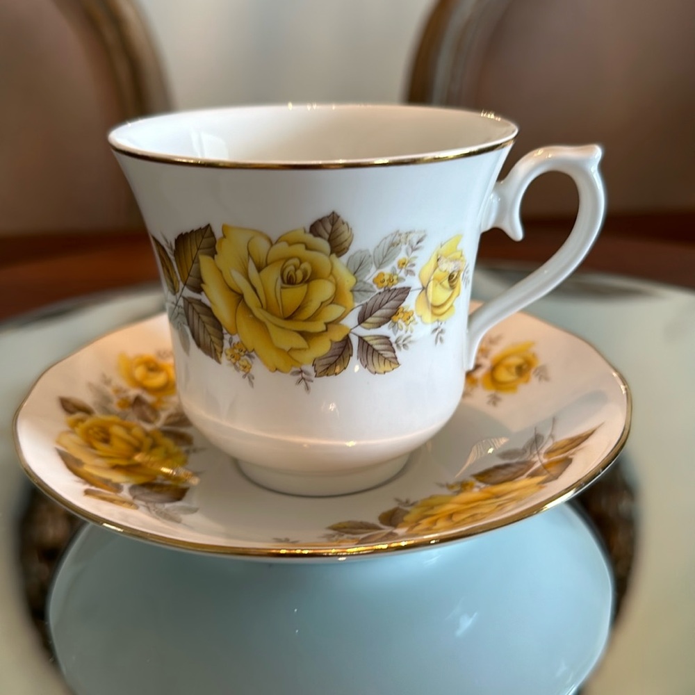 Vintage Queen Anne Yellow Rose Teacup & Saucer #H672